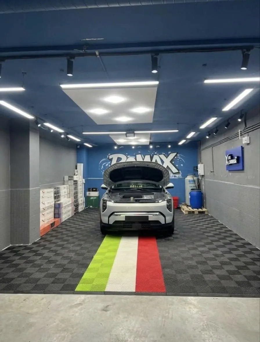İş yeri tavanında ray spot ve LED panel aydınlatma