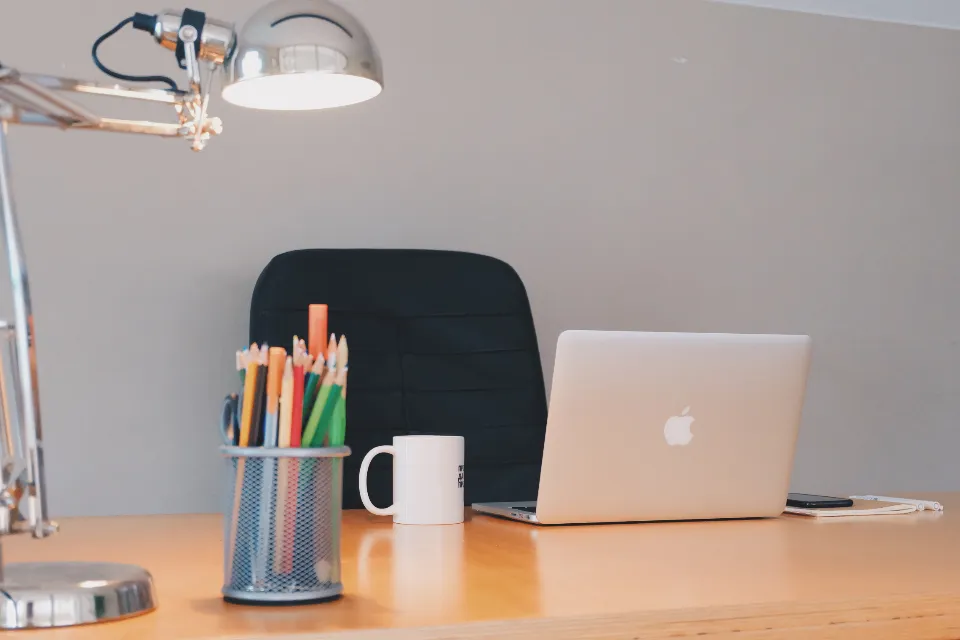 Kablosuz internetle çalışılan ofis masası