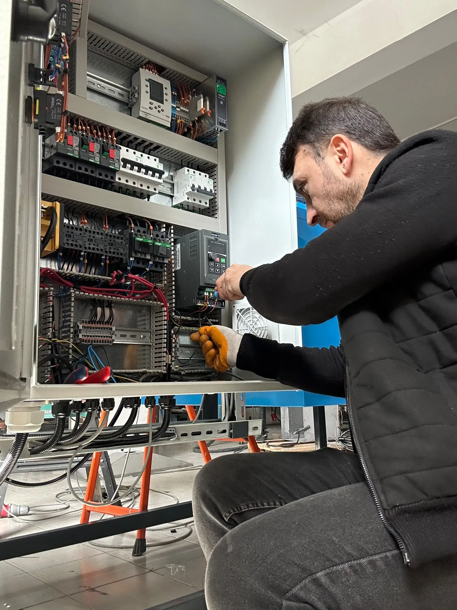 HUSER teknisyeni endüstriyel pano üzerinde çalışırken