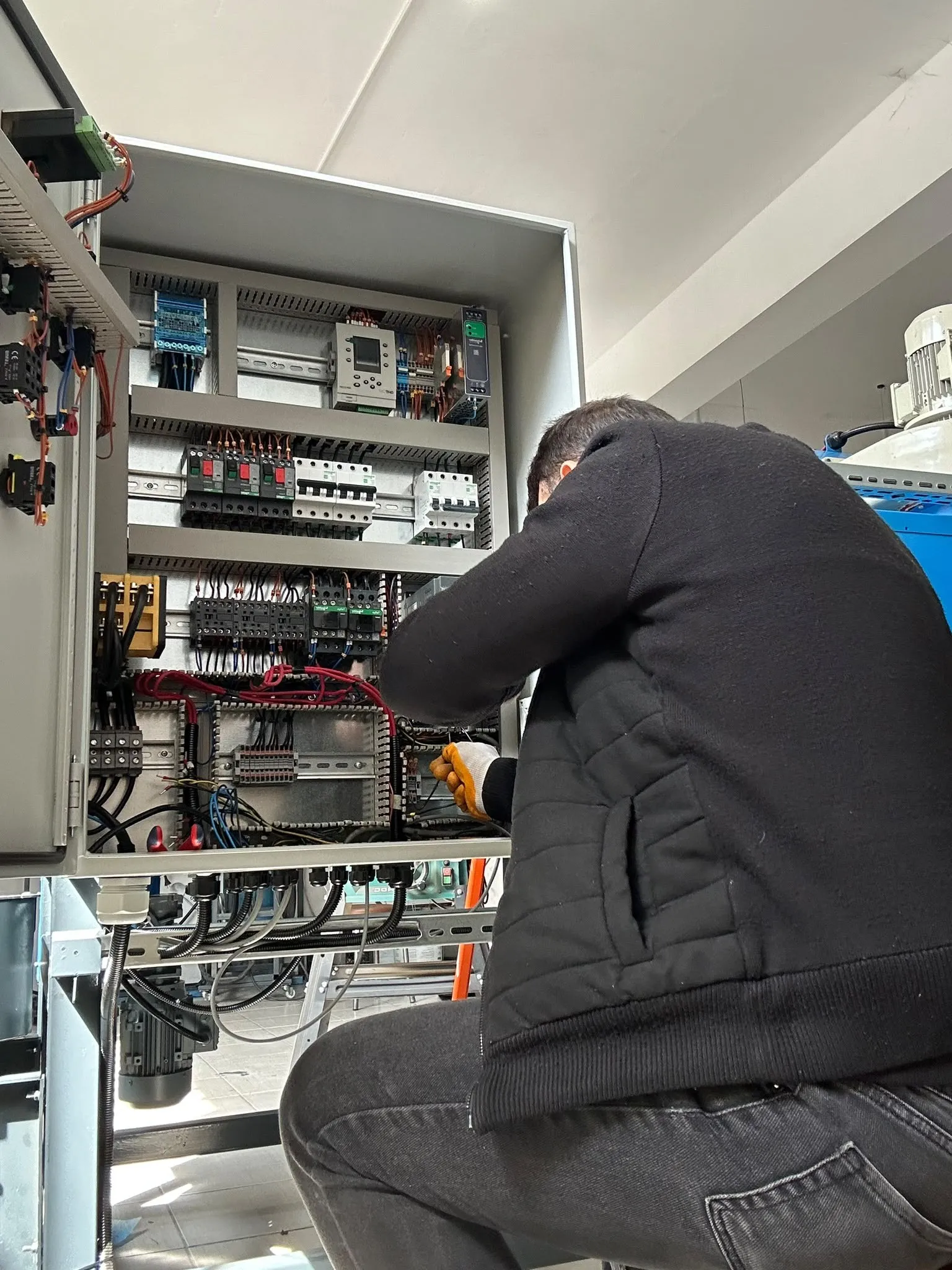 HUSER teknisyeni iş yerinde pano üzerinde çalışırken