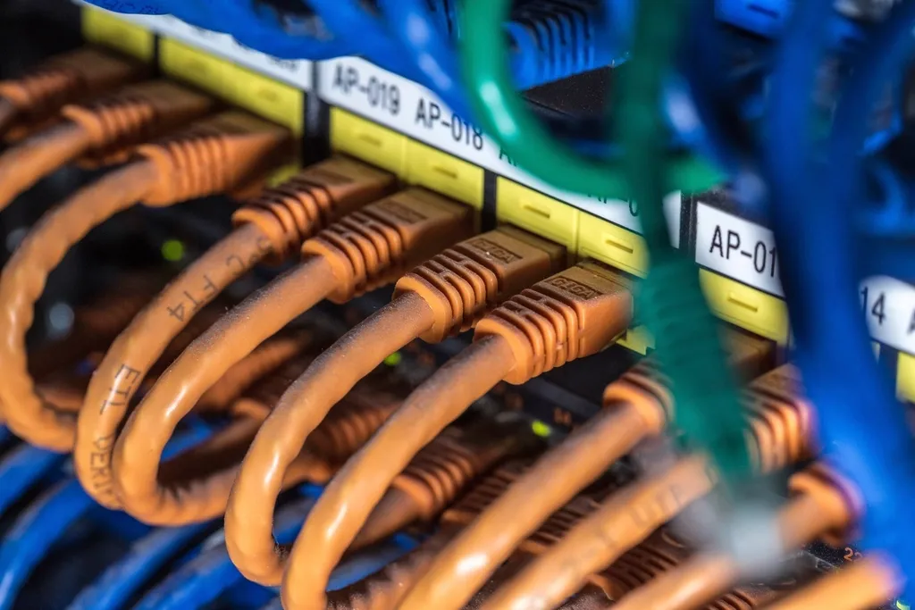 Patch panele bağlı düzenli network kabloları