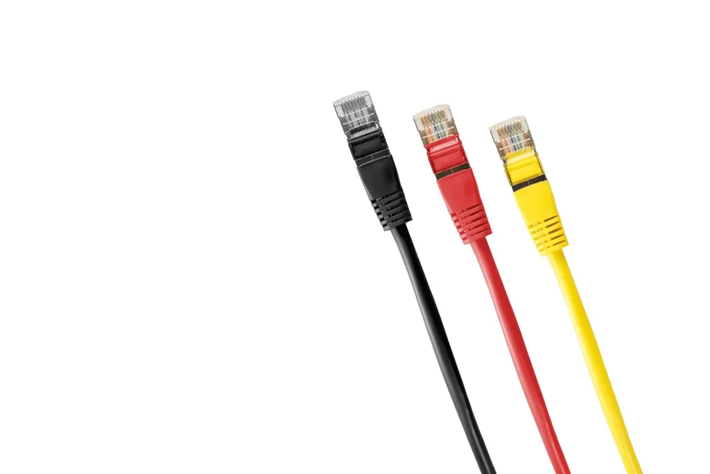 Farklı renklerde RJ45 internet kabloları